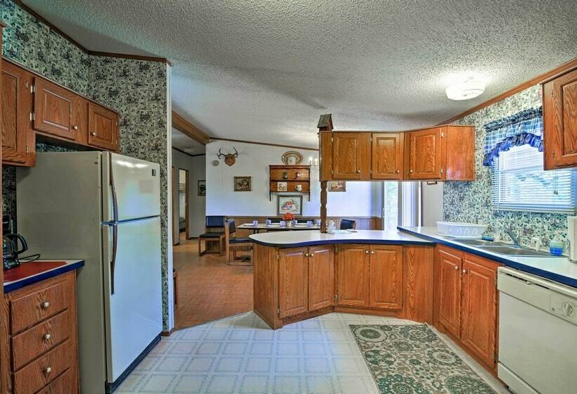 Utopia Family Home W/ Mountain Viewing Deck!