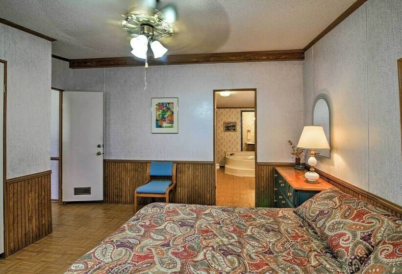 Utopia Family Home W/ Mountain Viewing Deck!