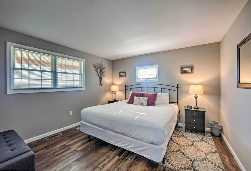 Family Home W/sunroom & Hot Tub, 12mi To Lancaster