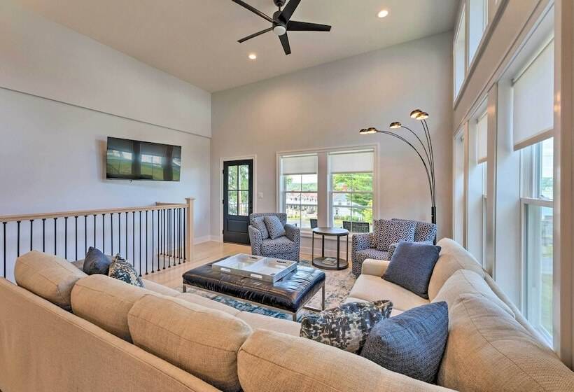 Fantastic House: Balcony, Steps To Lake Como!