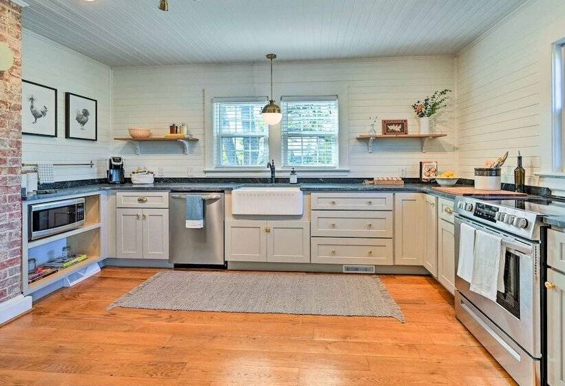 Farmhouse Cottage On 10 Acres: Trails On Site