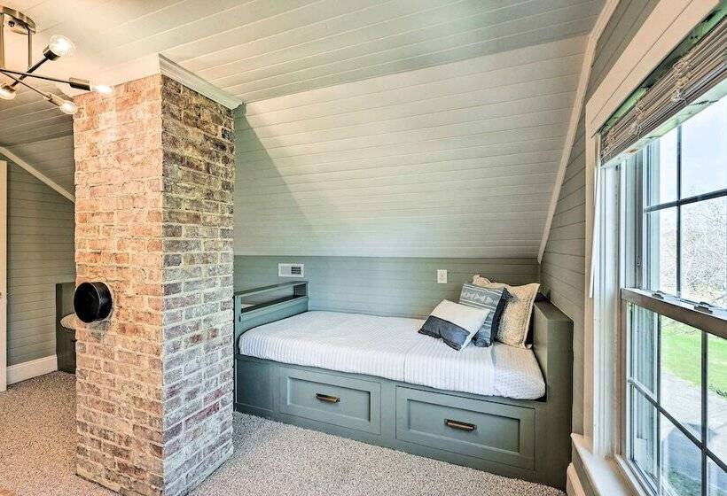 Farmhouse Cottage On 10 Acres: Trails On Site