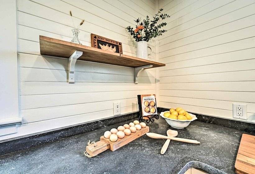 Farmhouse Cottage On 10 Acres: Trails On Site