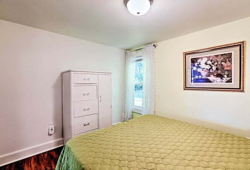 Ferndale Cottage On Private 20 Acre Farm!