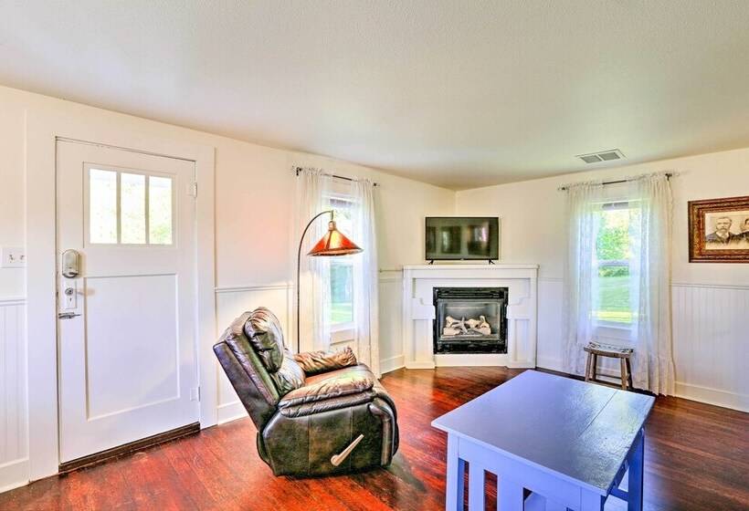 Ferndale Cottage On Private 20 Acre Farm!