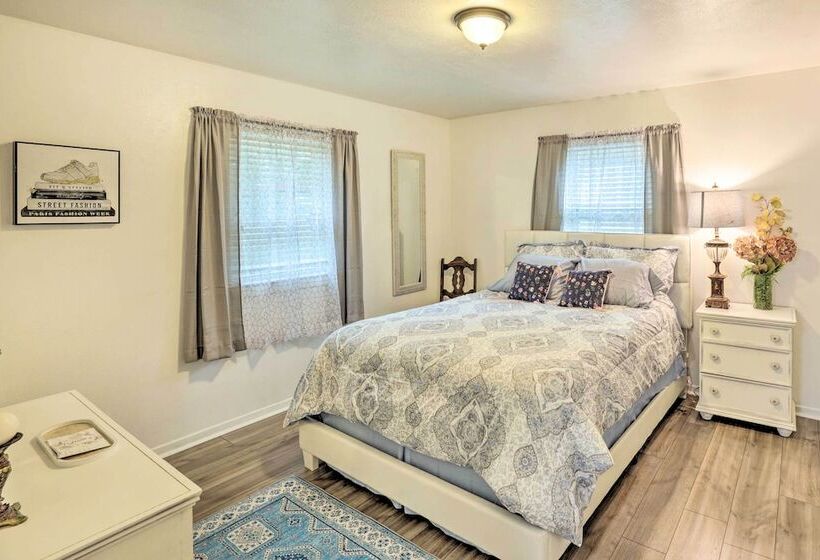 Fort Worth Retreat W/ Fenced Yard & Fire Pit!