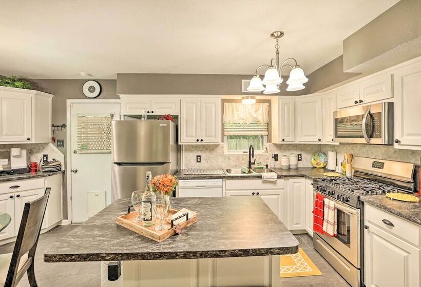 Fort Worth Retreat W/ Fenced Yard & Fire Pit!