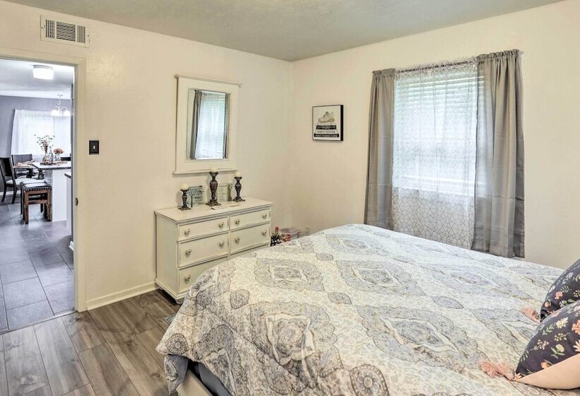 Fort Worth Retreat W/ Fenced Yard & Fire Pit!