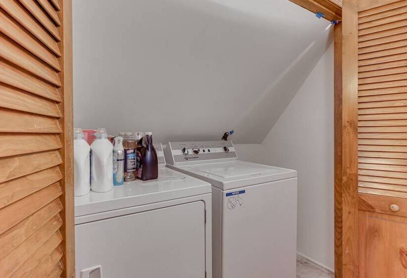 Front Royal Hilltop Cabin W/ Panoramic Views!