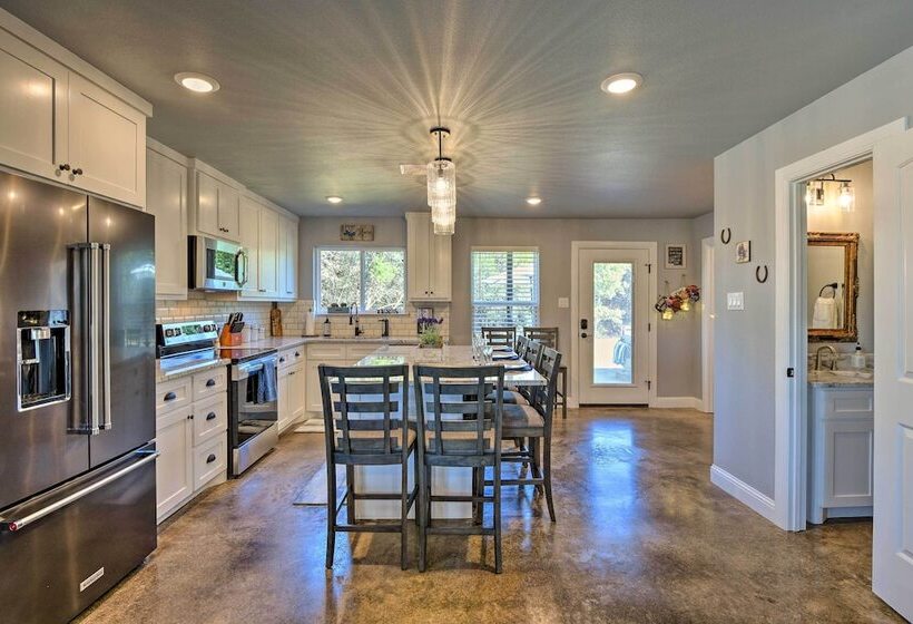 Granbury Home W/ Hot Tub & Furnished Patio!