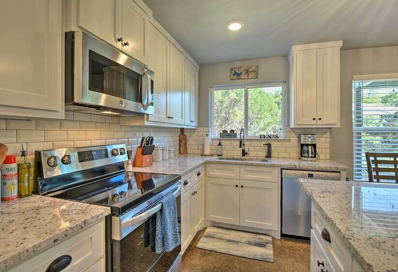 Granbury Home W/ Hot Tub & Furnished Patio!