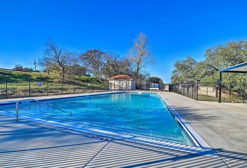 Granbury Home W/ Hot Tub & Furnished Patio!