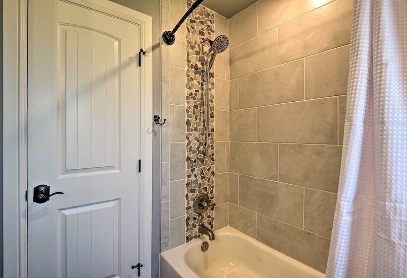 Granbury Home W/ Hot Tub & Furnished Patio!