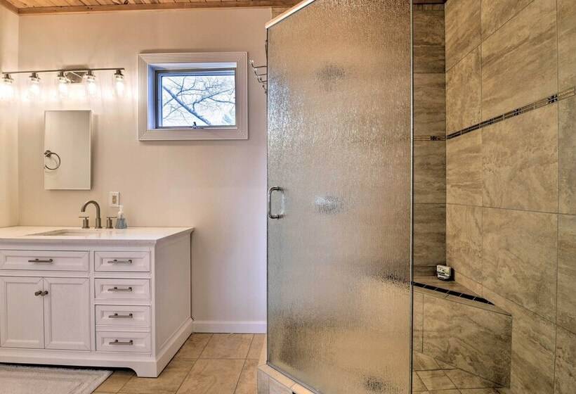 Deck + Lake Views: Grand Glenville Retreat