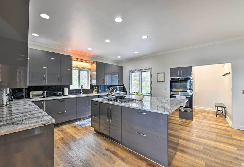 Deck + Lake Views: Grand Glenville Retreat