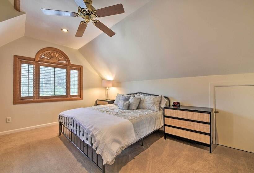 Deck + Lake Views: Grand Glenville Retreat