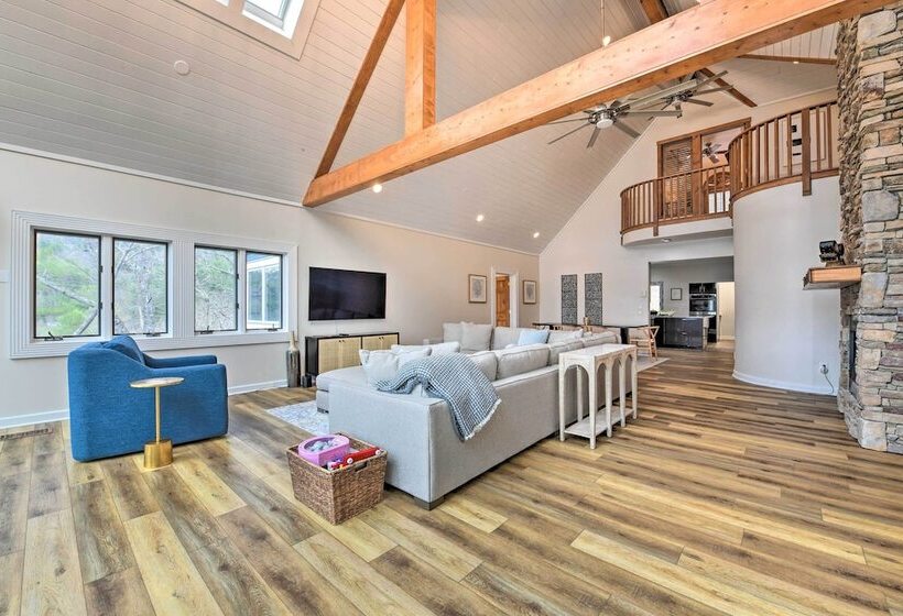 Deck + Lake Views: Grand Glenville Retreat