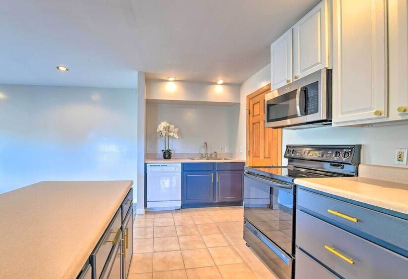 Deck + Lake Views: Grand Glenville Retreat