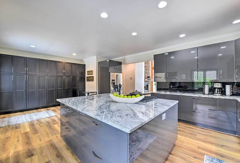 Deck + Lake Views: Grand Glenville Retreat