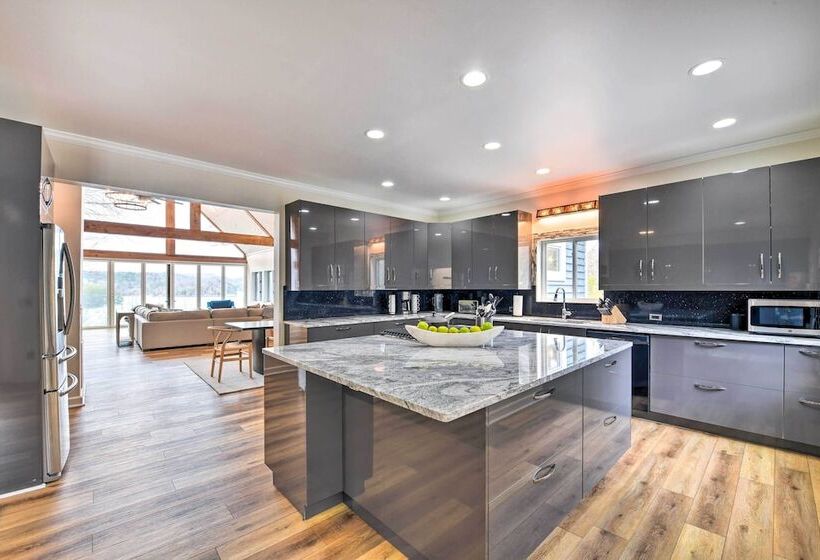 Deck + Lake Views: Grand Glenville Retreat