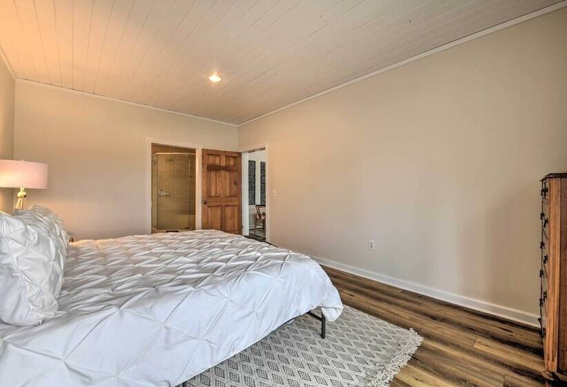 Deck + Lake Views: Grand Glenville Retreat