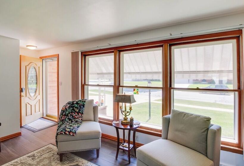 Walk To Lambeau Field: Green Bay Retreat