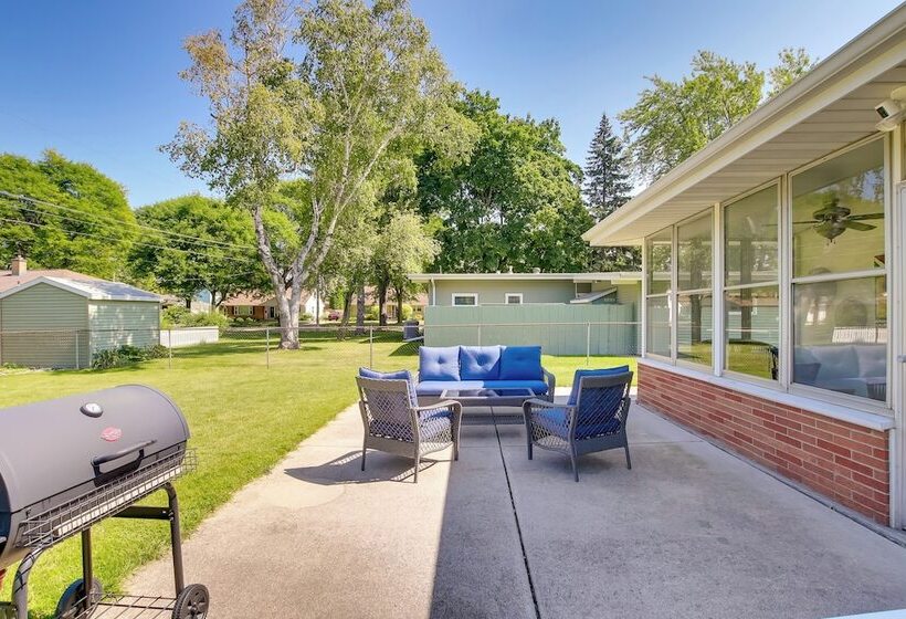 Walk To Lambeau Field: Green Bay Retreat