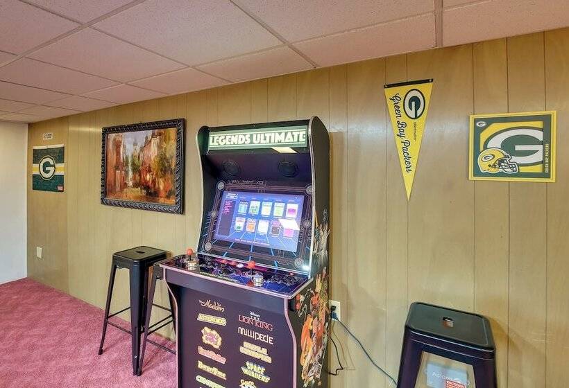 Walk To Lambeau Field: Green Bay Retreat