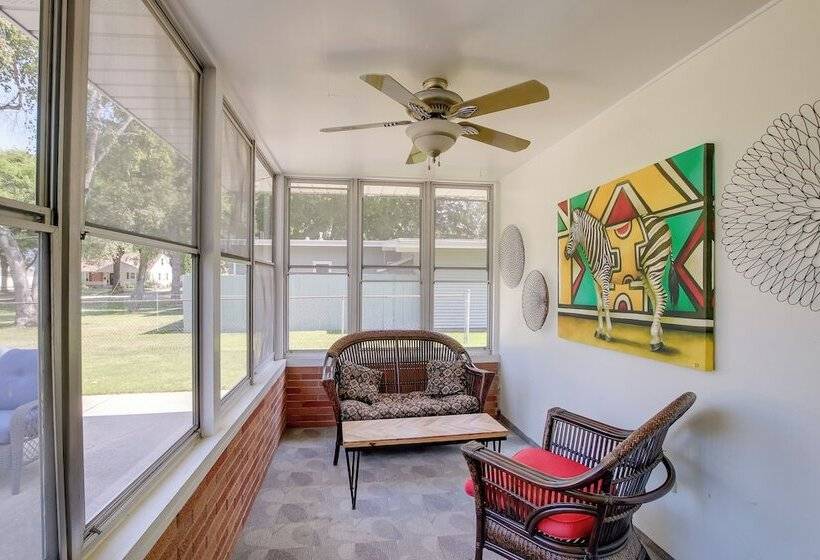 Walk To Lambeau Field: Green Bay Retreat