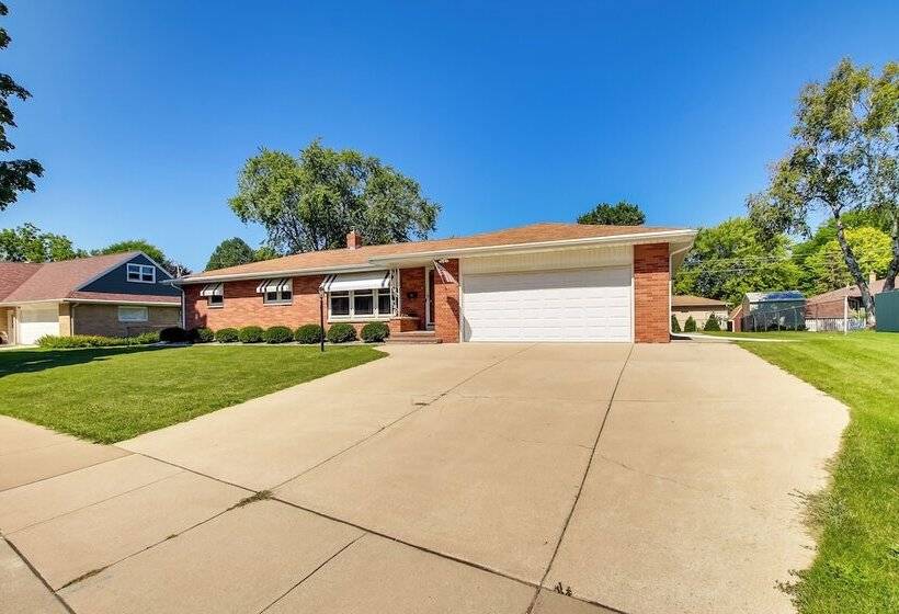 Walk To Lambeau Field: Green Bay Retreat