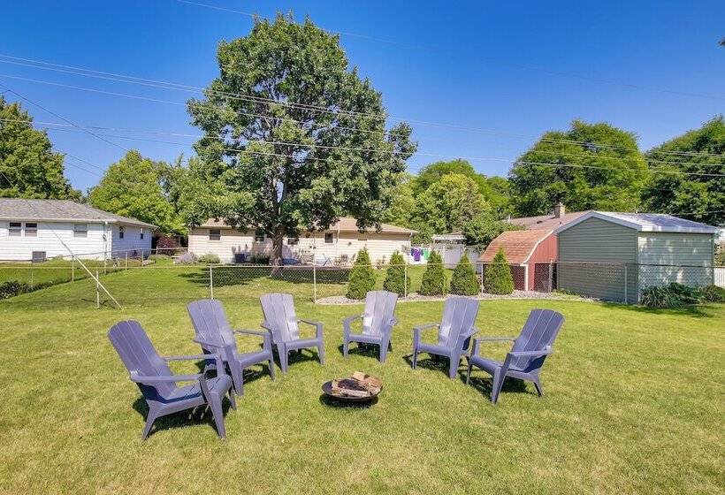 Walk To Lambeau Field: Green Bay Retreat