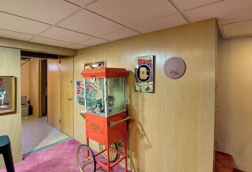 Walk To Lambeau Field: Green Bay Retreat