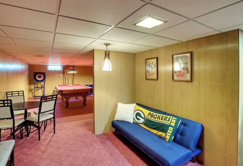 Walk To Lambeau Field: Green Bay Retreat