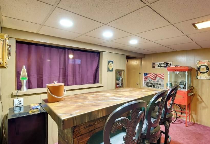 Walk To Lambeau Field: Green Bay Retreat