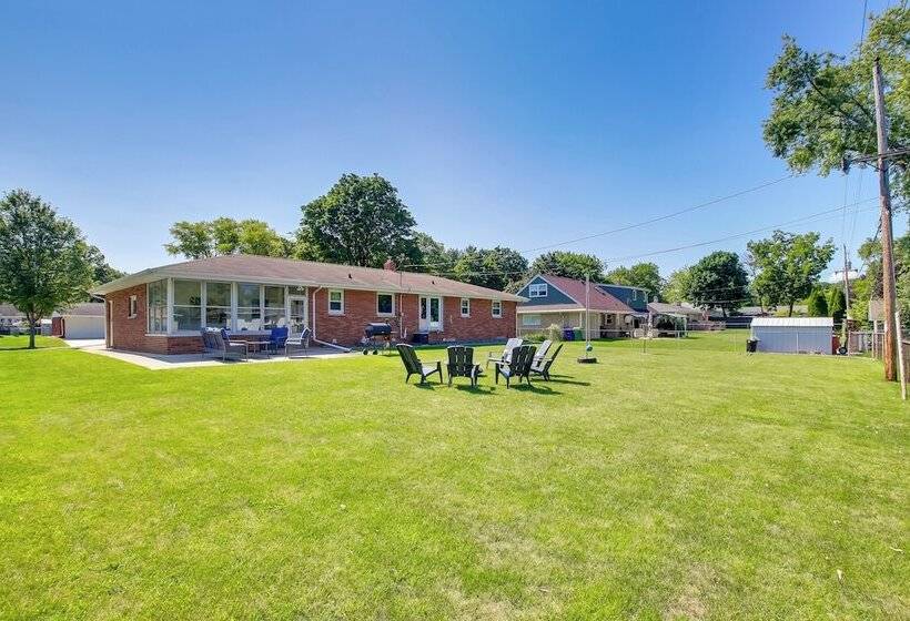 Walk To Lambeau Field: Green Bay Retreat