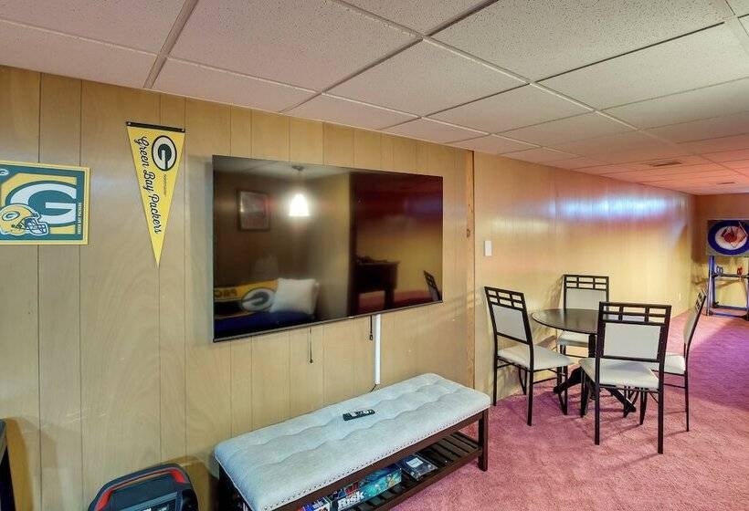 Walk To Lambeau Field: Green Bay Retreat