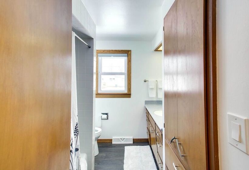 Walk To Lambeau Field: Green Bay Retreat