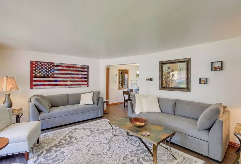 Walk To Lambeau Field: Green Bay Retreat