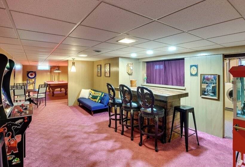 Walk To Lambeau Field: Green Bay Retreat