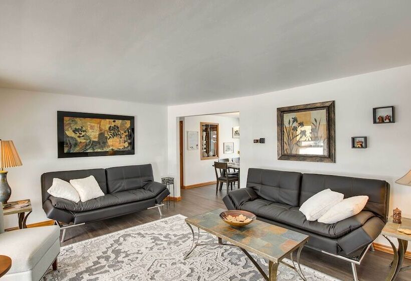 Walk To Lambeau Field: Green Bay Retreat