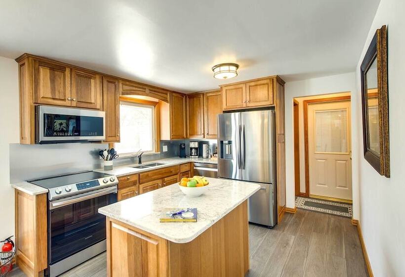 Walk To Lambeau Field: Green Bay Retreat