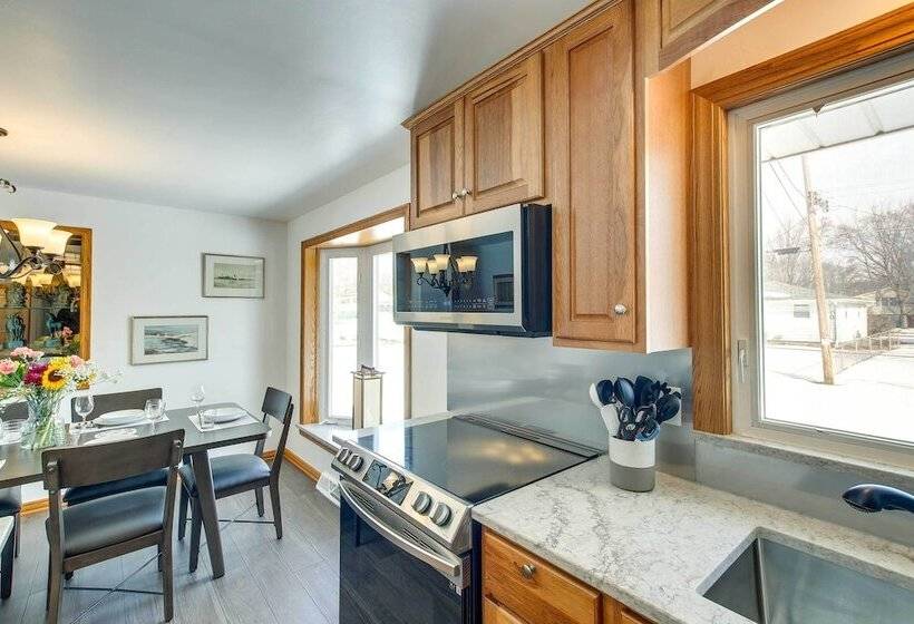 Walk To Lambeau Field: Green Bay Retreat