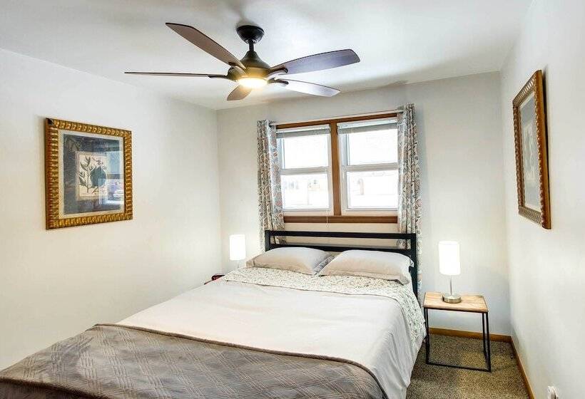 Walk To Lambeau Field: Green Bay Retreat