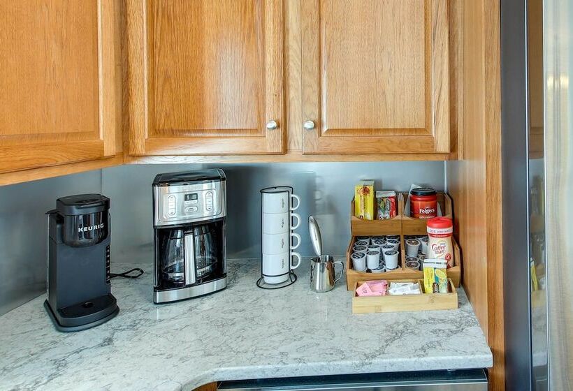 Walk To Lambeau Field: Green Bay Retreat