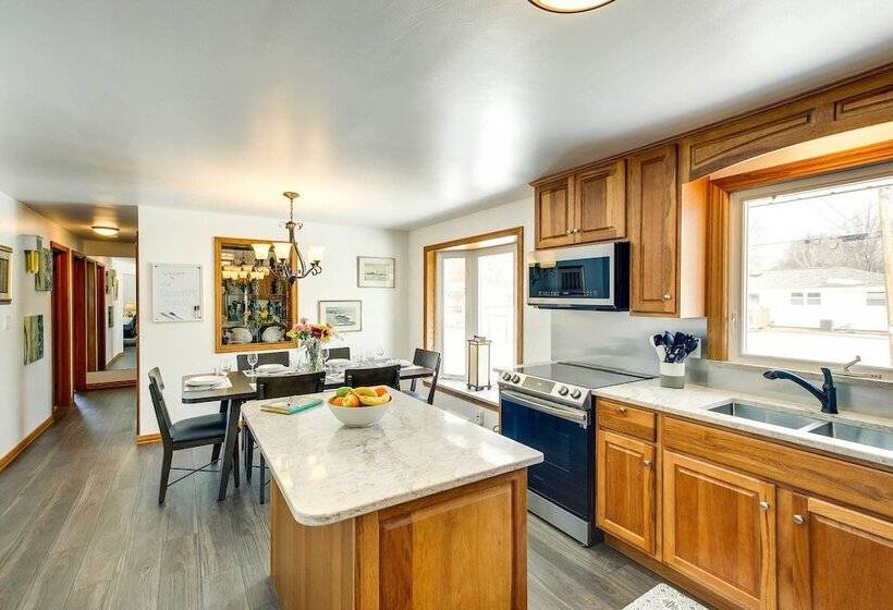 Walk To Lambeau Field: Green Bay Retreat