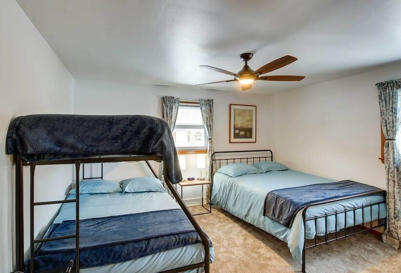 Walk To Lambeau Field: Green Bay Retreat