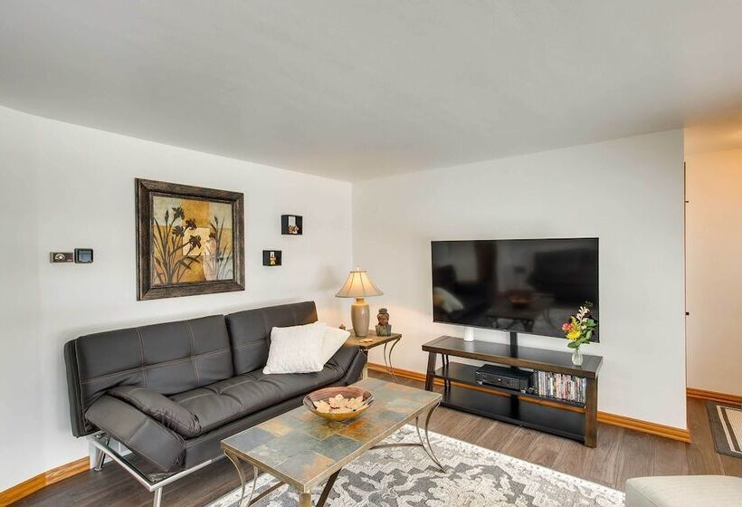 Walk To Lambeau Field: Green Bay Retreat