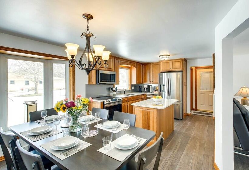 Walk To Lambeau Field: Green Bay Retreat