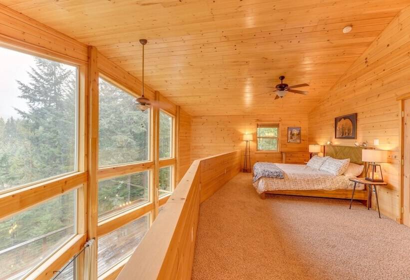 Grizzly Tower  Packwood Cabin W/ Hot Tub!