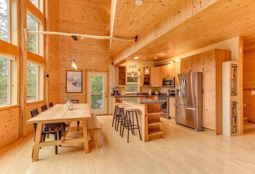 Grizzly Tower  Packwood Cabin W/ Hot Tub!